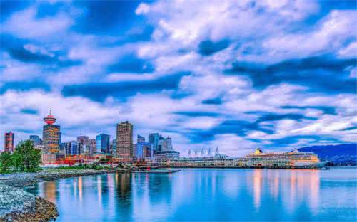 在滑铁卢留学住学生宿舍好还是校外租房好？